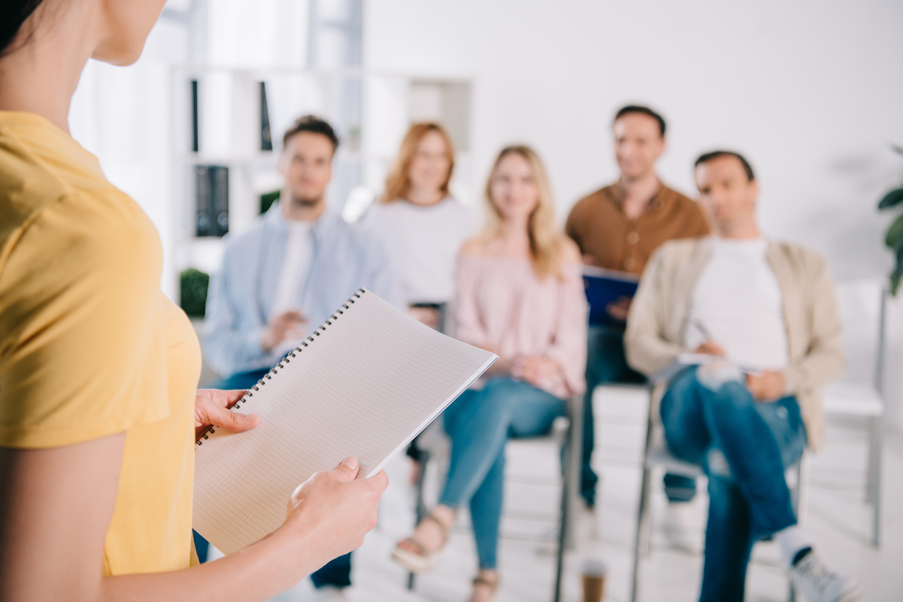 selektiver Fokus von Geschäftsleuten, die während der Ausbildung auf weibliche Mentoren hören