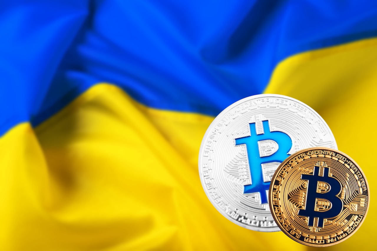 Ukraine-Flagge und Bitcoin