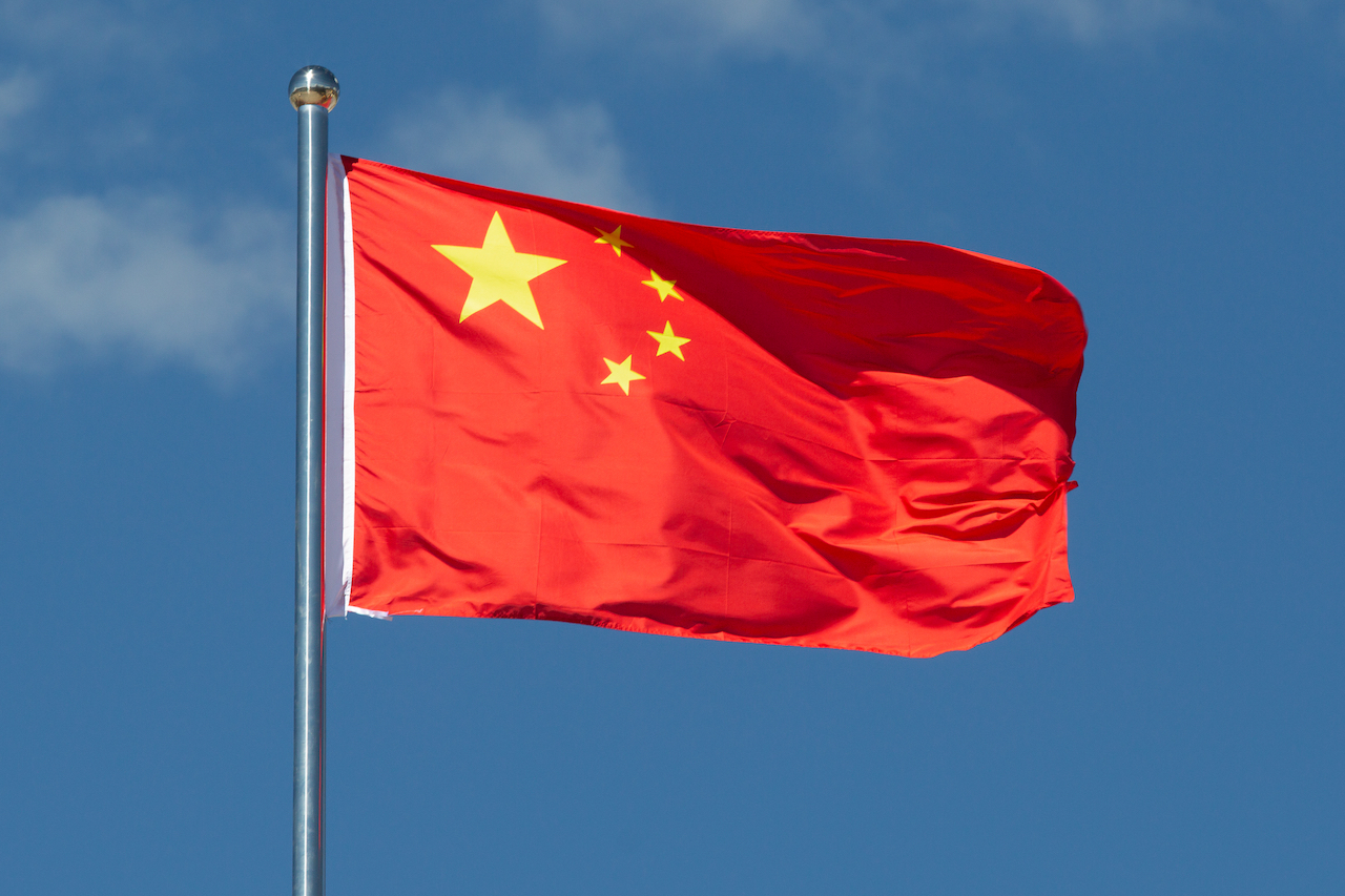 China-Flagge weht im Wind.