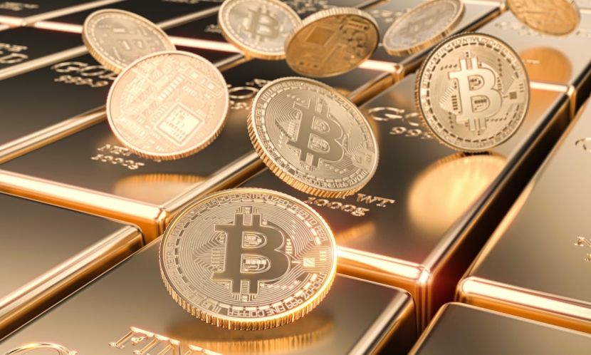 Goldbarren und Bitcoin-Münzen