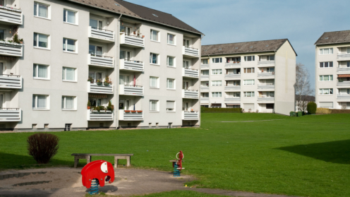 Außenaufnahme von älteren Wohnblöcken