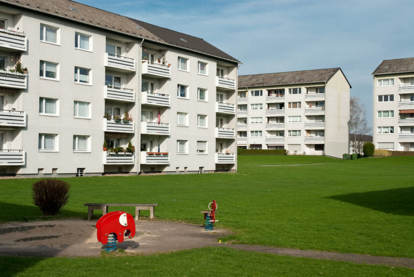 Außenaufnahme von älteren Wohnblöcken