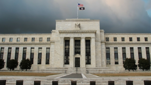 Dunkle Wolken über dem Gebäude der Fed