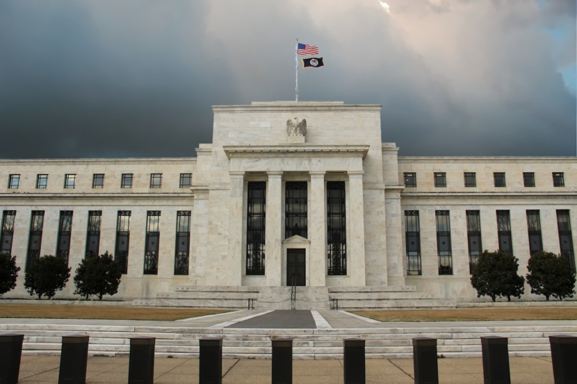 Dunkle Wolken über dem Gebäude der Fed