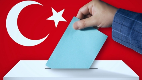 Wahlurne vor türkischer Flagge