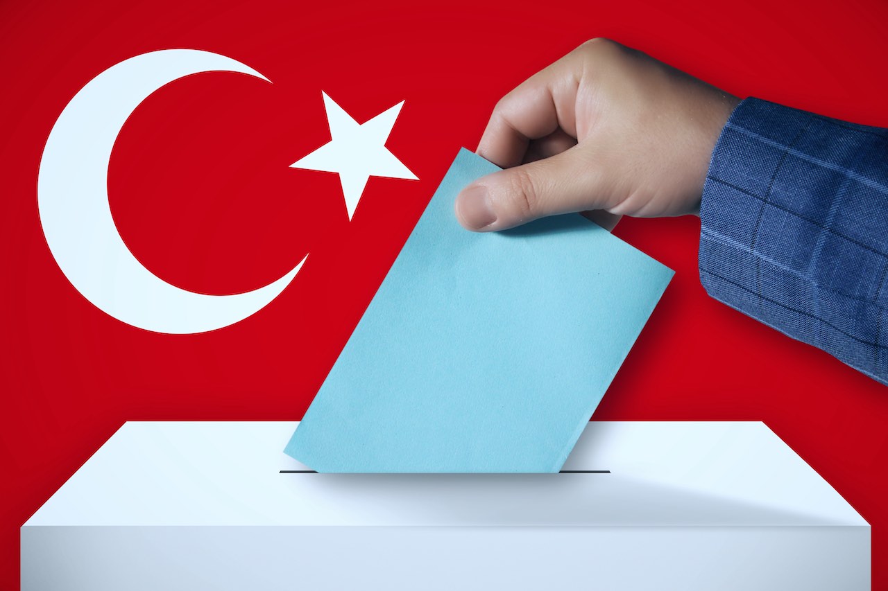Wahlurne vor türkischer Flagge