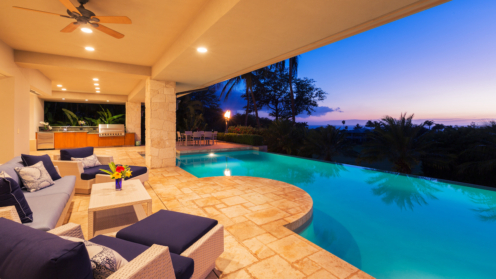 Luxus-Haus mit Pool bei Sonnenuntergang