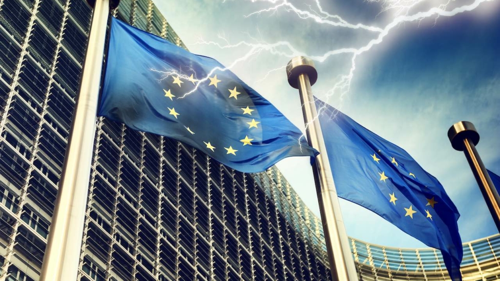 Brüssel EU-Gebäude mit Blitz