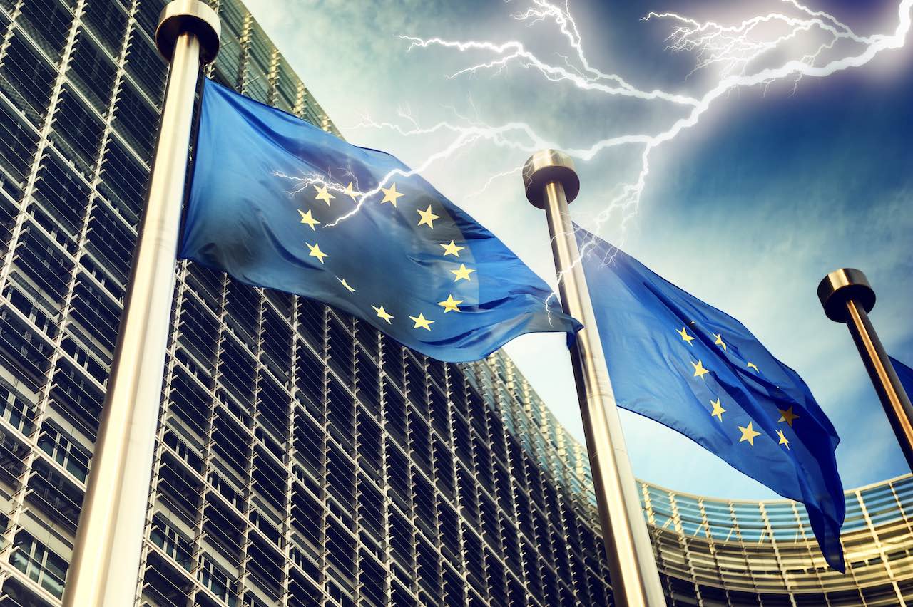 Brüssel EU-Gebäude mit Blitz