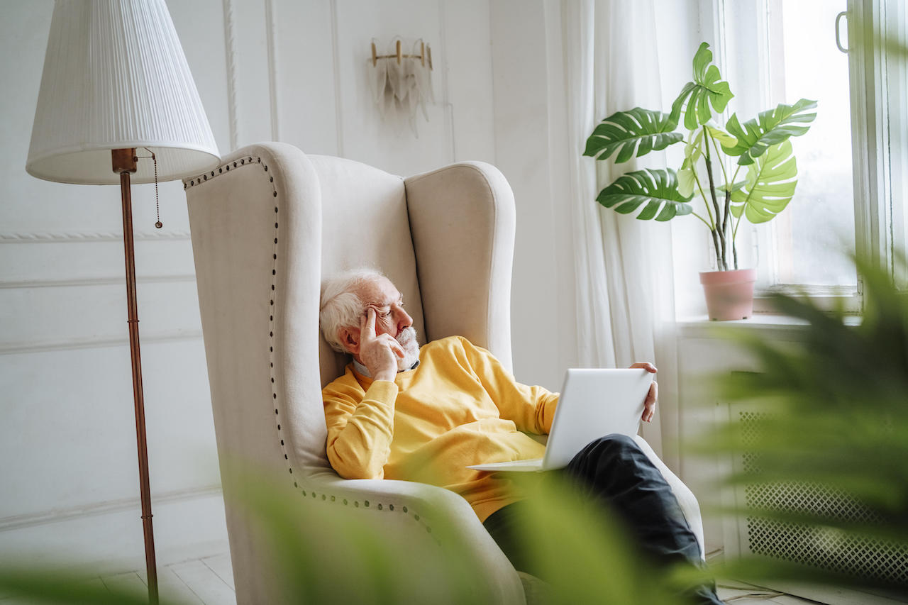 Rentner auf Sofa