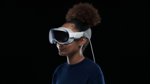 Frau trägt Apple-VR-Brille