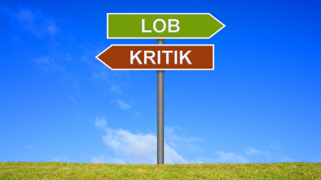 Schild Wegweiser zeigt Lob oder Kritik