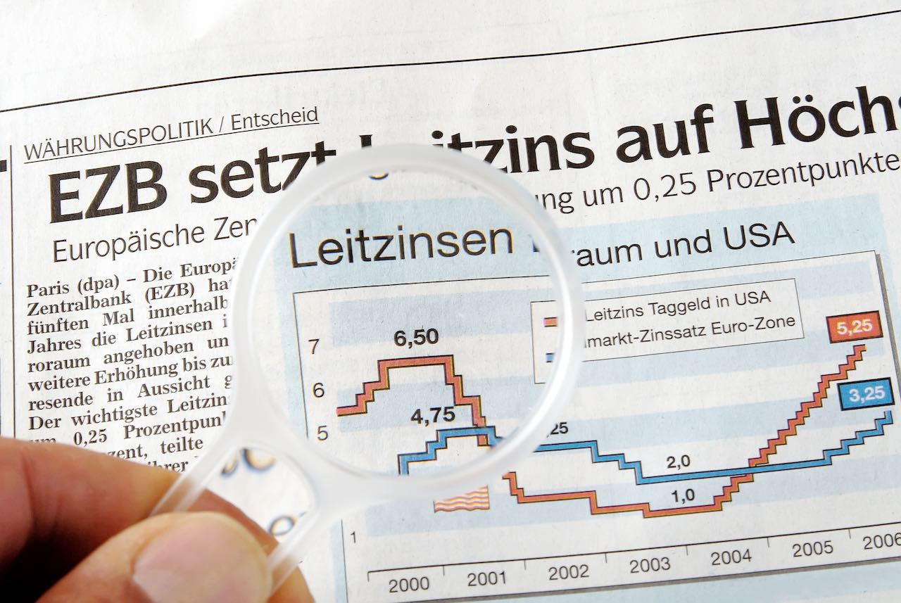 Zeitungsartikel über die Leitzinsen