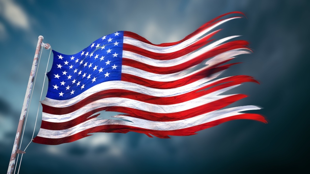 3D-Illustration einer zerrissenen und zerrissenen Flagge der Vereinigten Staaten von Amerika vor einem dunklen wolkenverhangenen Himmel