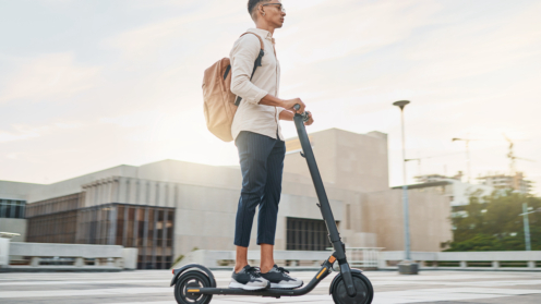 Mann fährt auf E-Scooter