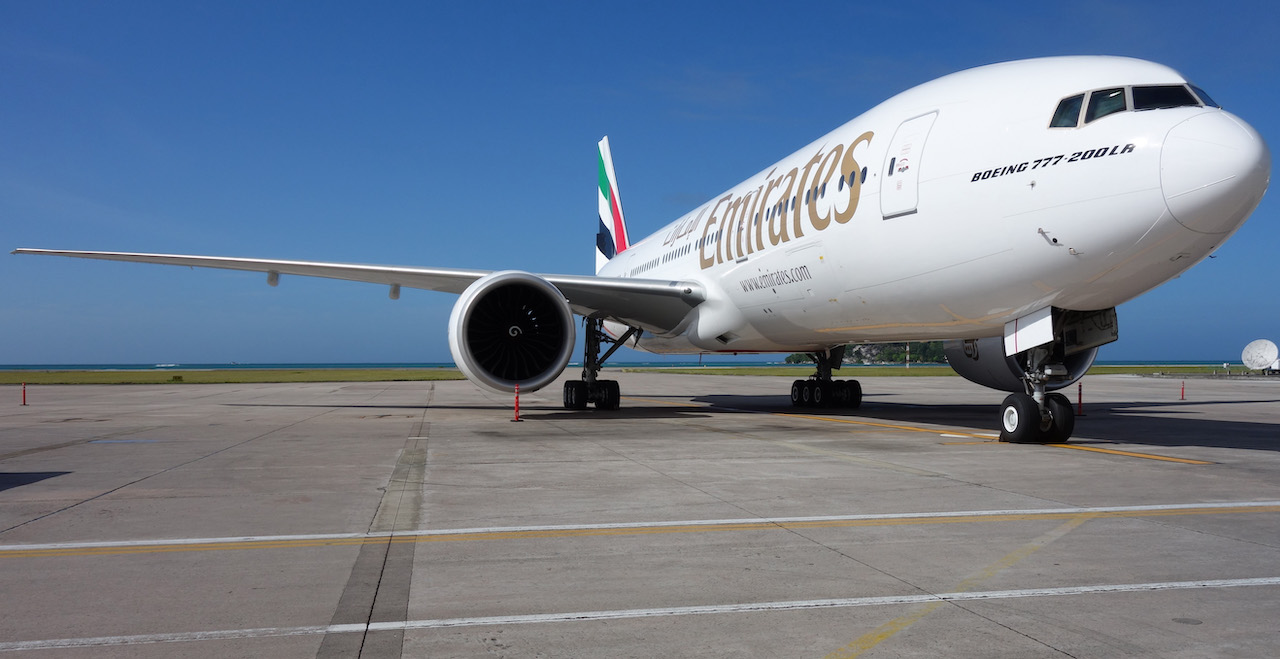 Boing 777 von Emirates auf dem Rollfeld