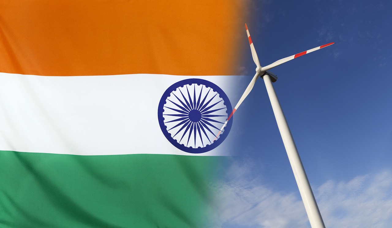 Indien-Flagge neben Windrad