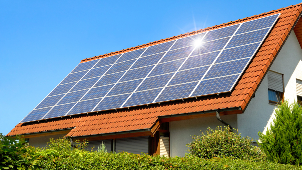 Solarmodul auf rotem Dach
