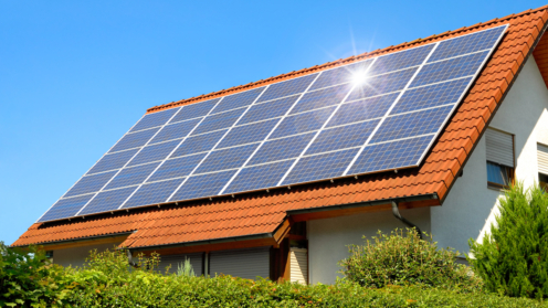 Solarmodul auf rotem Dach