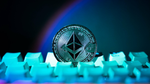 Ethereum-Coin auf einer Tastatur