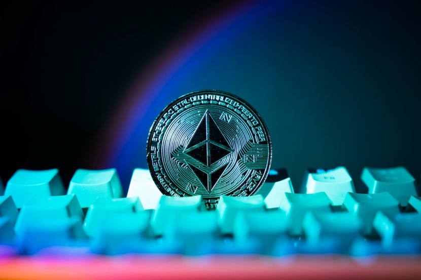 Ethereum-Coin auf einer Tastatur