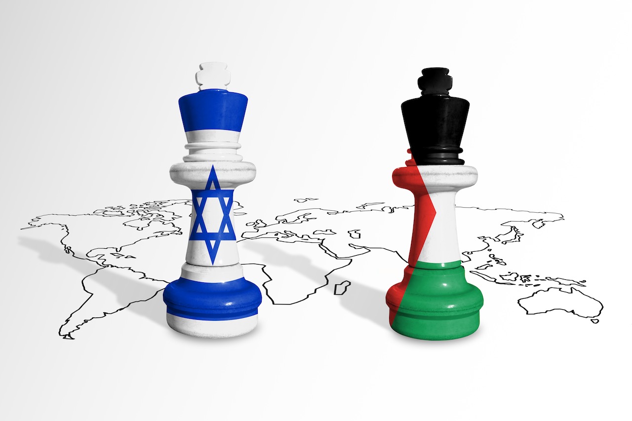 Schachfuguren mit den Flaggen von Israel und Gaza