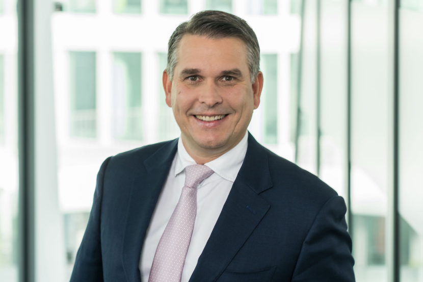 Johannes Palla vor dem Hintergrund einer Büro-Fassade