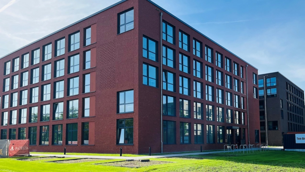 Rote, kubischere Gebäude.