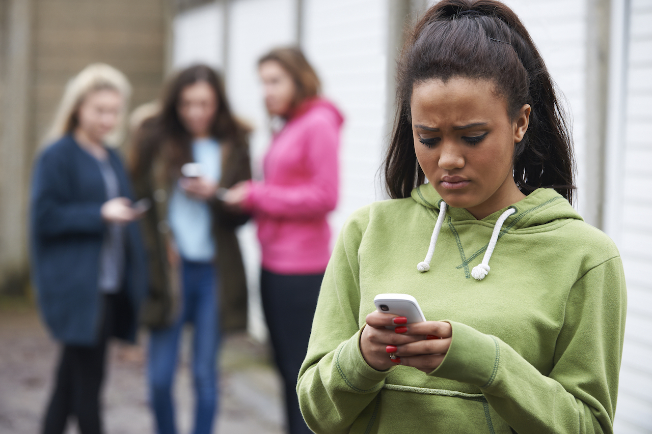 Teenager-Mädchen wird per SMS gemobbt