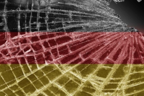 Deutschland-Flagge hinter kaputter Scheibe