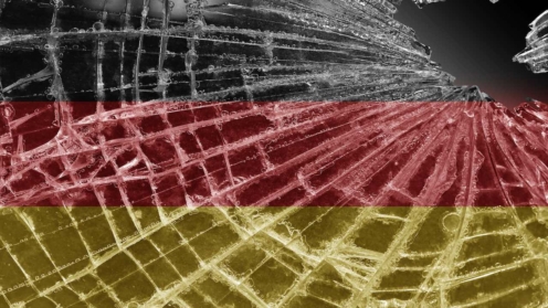 Deutschland-Flagge hinter kaputter Scheibe