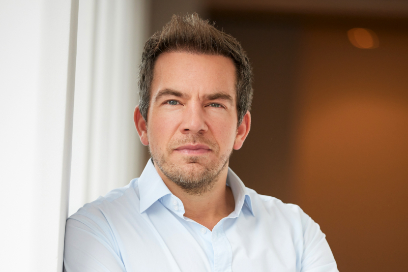 Simon Brunke, Exporo vor Büro-Hingtergrund