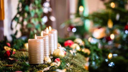 Adventskranz und Weihnachtsbaum