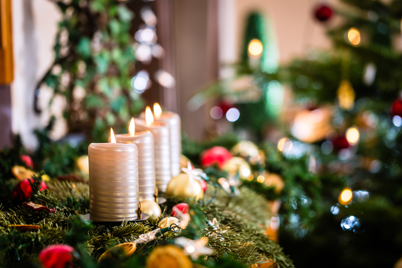 Adventskranz und Weihnachtsbaum