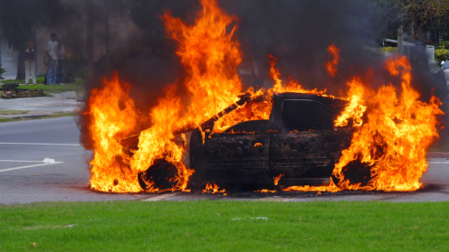 Auto in Flammen. Fortgeschrittenes Stadium eines Feuers