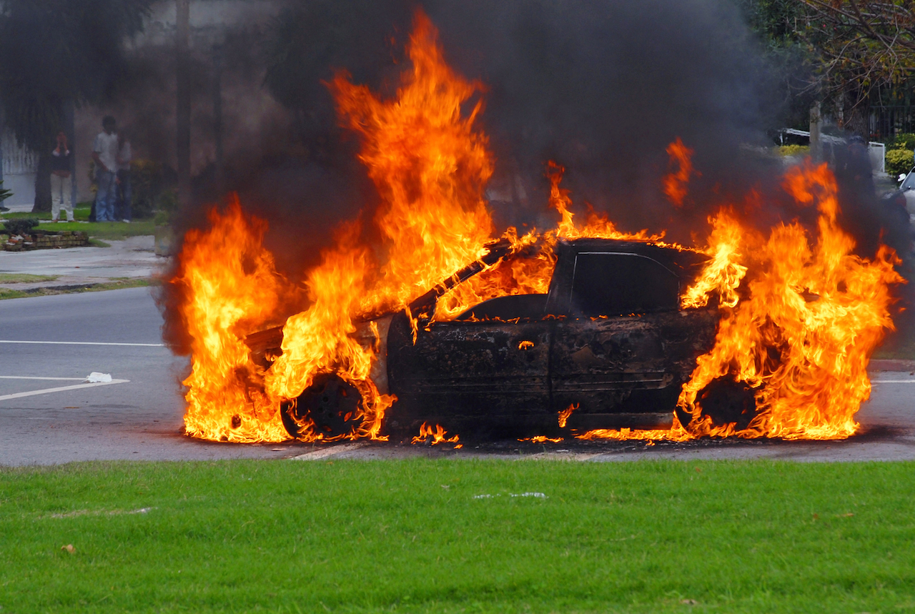 Auto in Flammen. Fortgeschrittenes Stadium eines Feuers