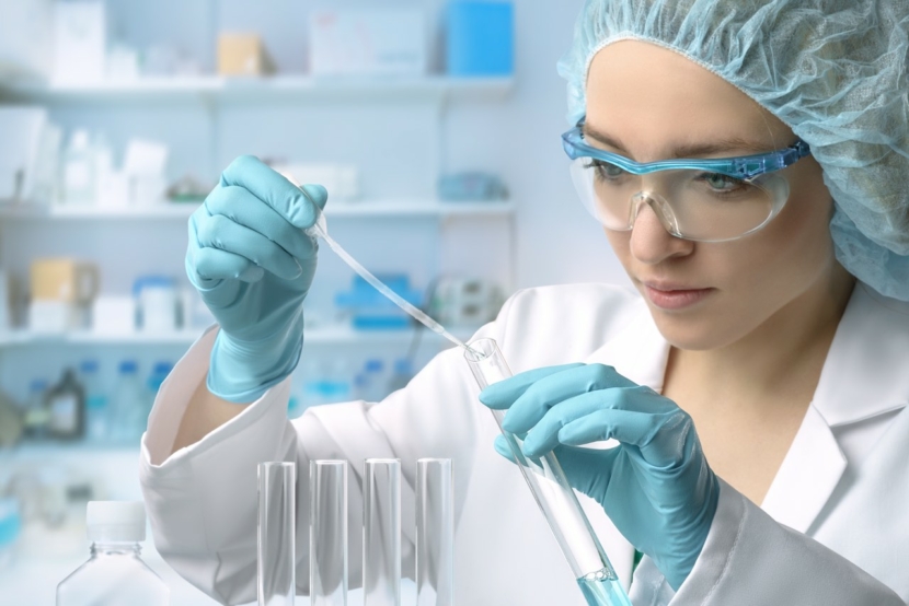 junge Technikerin oder Wissenschaftlerin fuehrt Proteintest durch