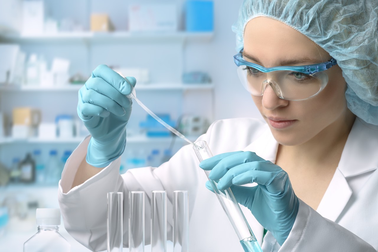 junge Technikerin oder Wissenschaftlerin fuehrt Proteintest durch