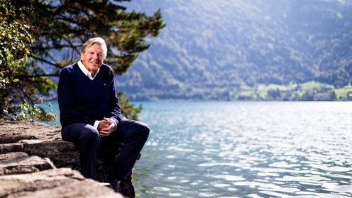 Stefan Zürcher sitzt am See.