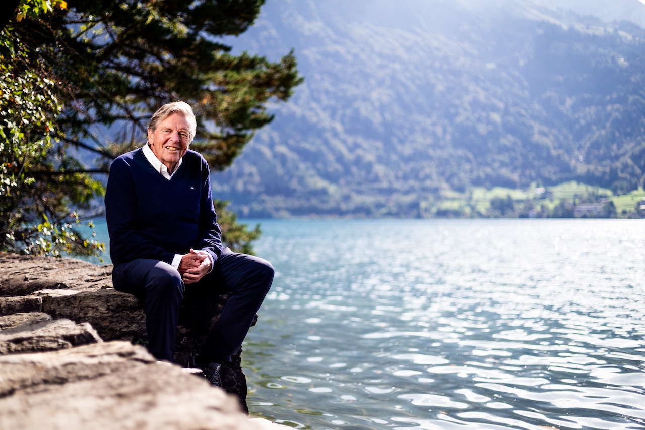 Stefan Zürcher sitzt am See.