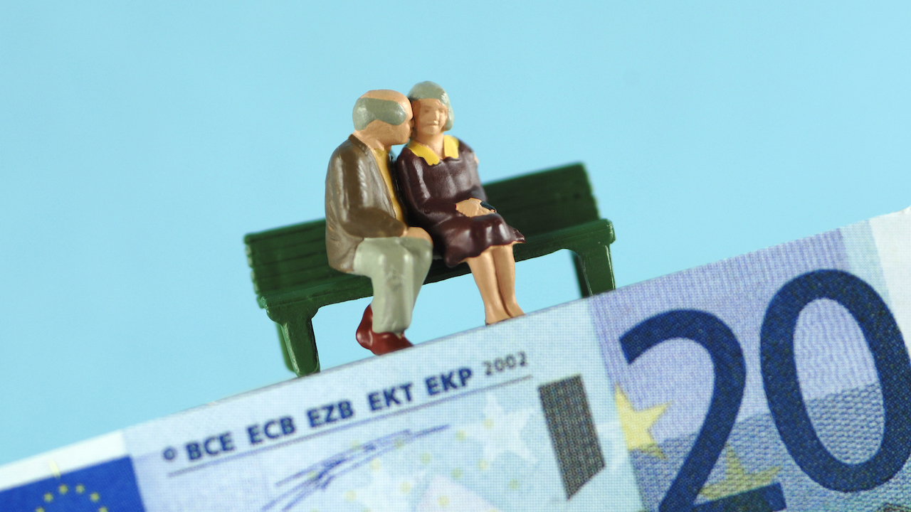 Illustration, ein altes Pärchen sitzt auf einer Bank, darunter ein 20 Euro-Schein
