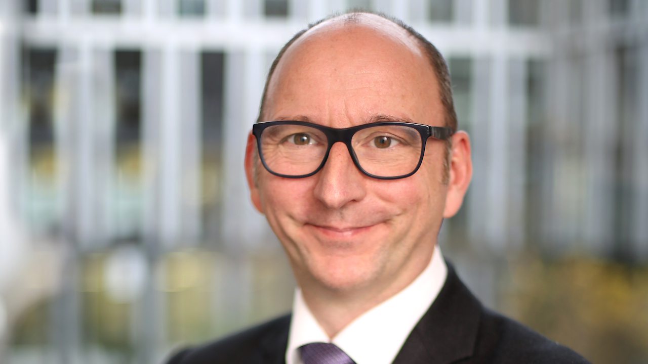 Porträt von Mario Hartmann, Underwriting Manager Professional Indemnity und D&O bei Hiscox