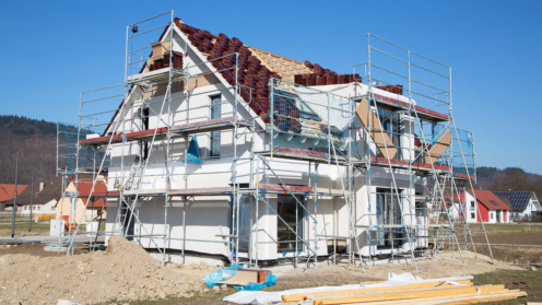 Bau eines neuen Hauses aus Stein und Holz.