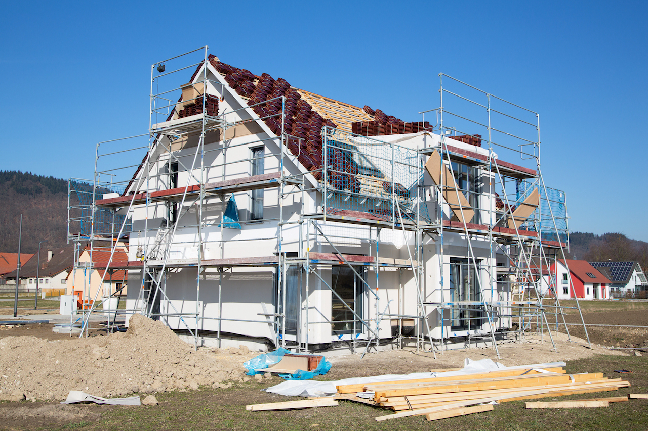 Bau eines neuen Hauses aus Stein und Holz.