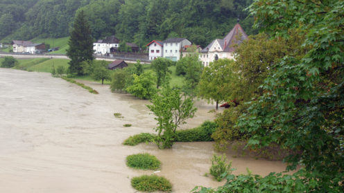 Fluss tritt über die Ufer