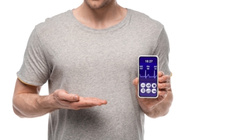 abgeschnittene Ansicht eines Mannes, der Smartphone mit Gesundheits-App präsentiert, isoliert auf weiß