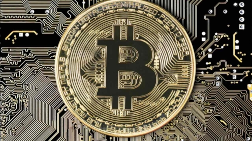 Bitcoin-Münze auf Chip