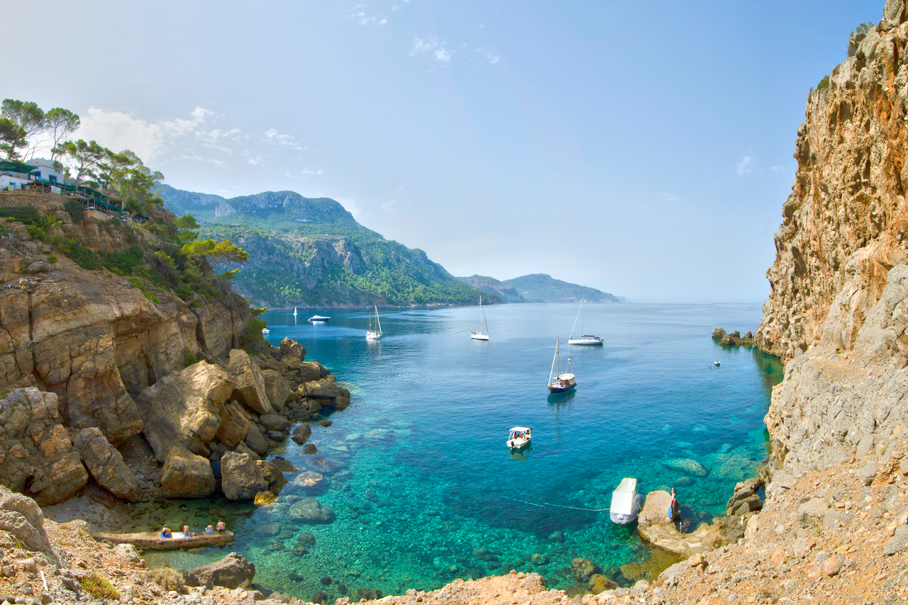 Blick über eine Bucht und Küste von Mallorca