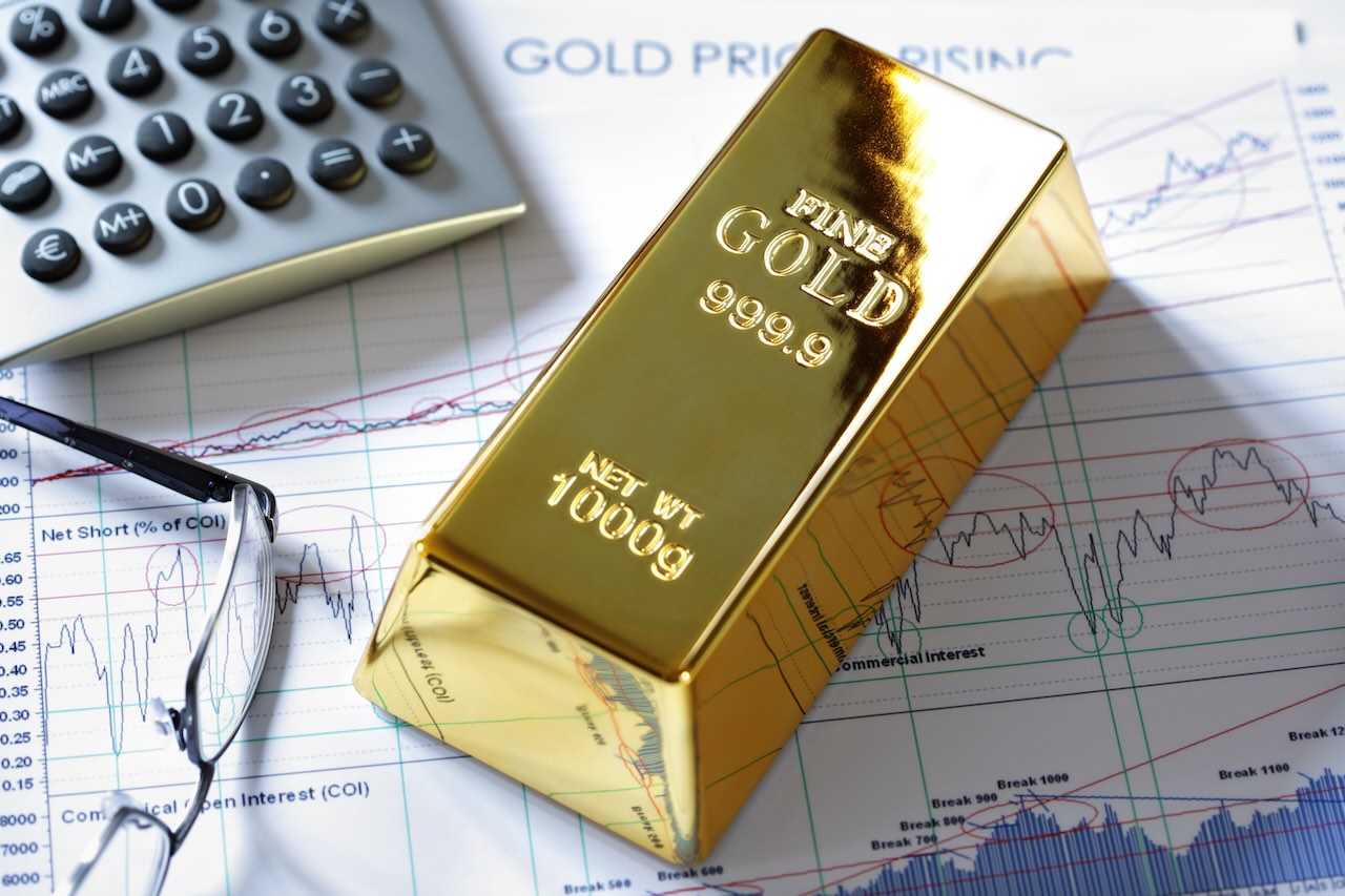 Goldbarren auf einem Aktien- und Aktienchart
