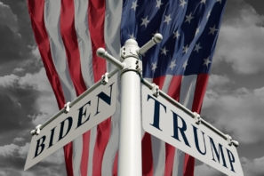Straßenschild mit den Inschriften Biden und Trump auf dem Hintergrund der US-Flagge